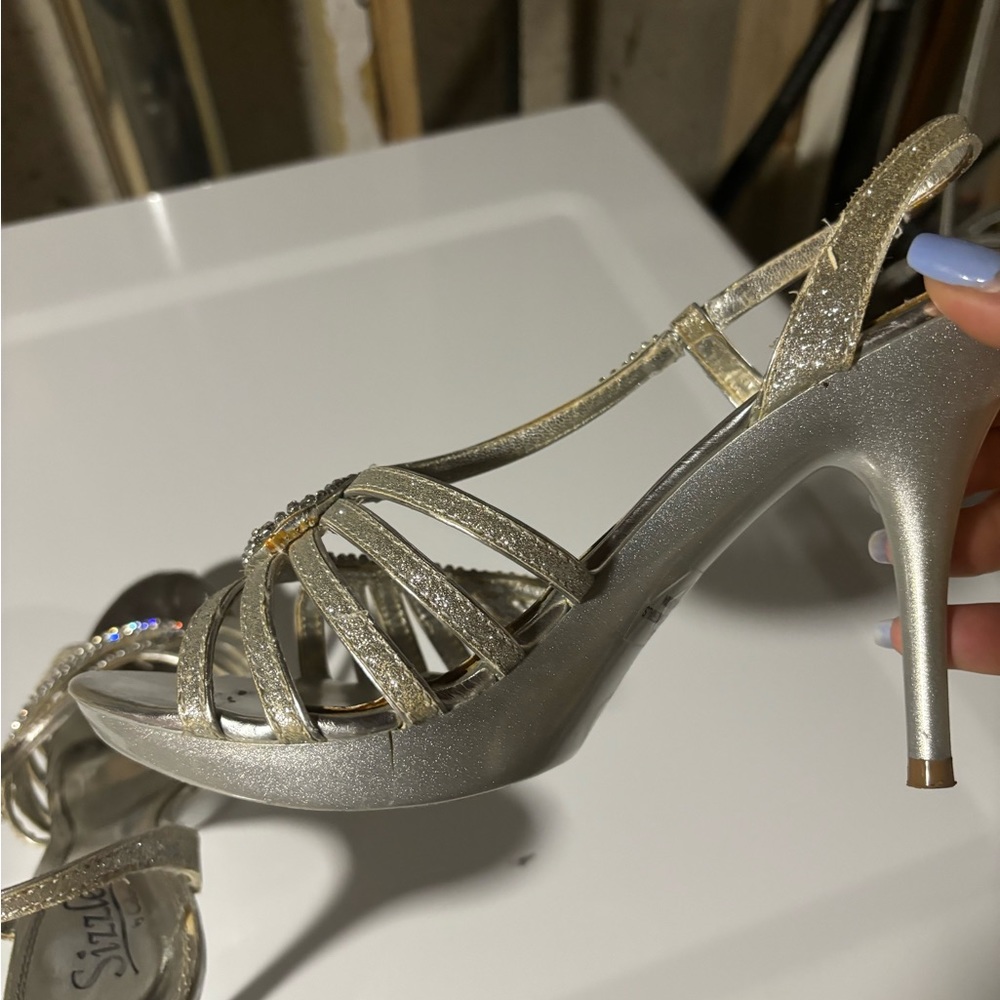 Silver Heels - Picture 3 of 4
